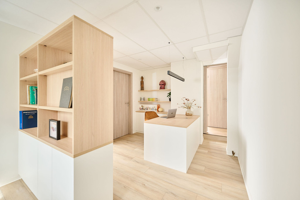 Bureau et séparateur de pièce sur mesure de Kurt dans l'émission Ons huis/nieuw huis