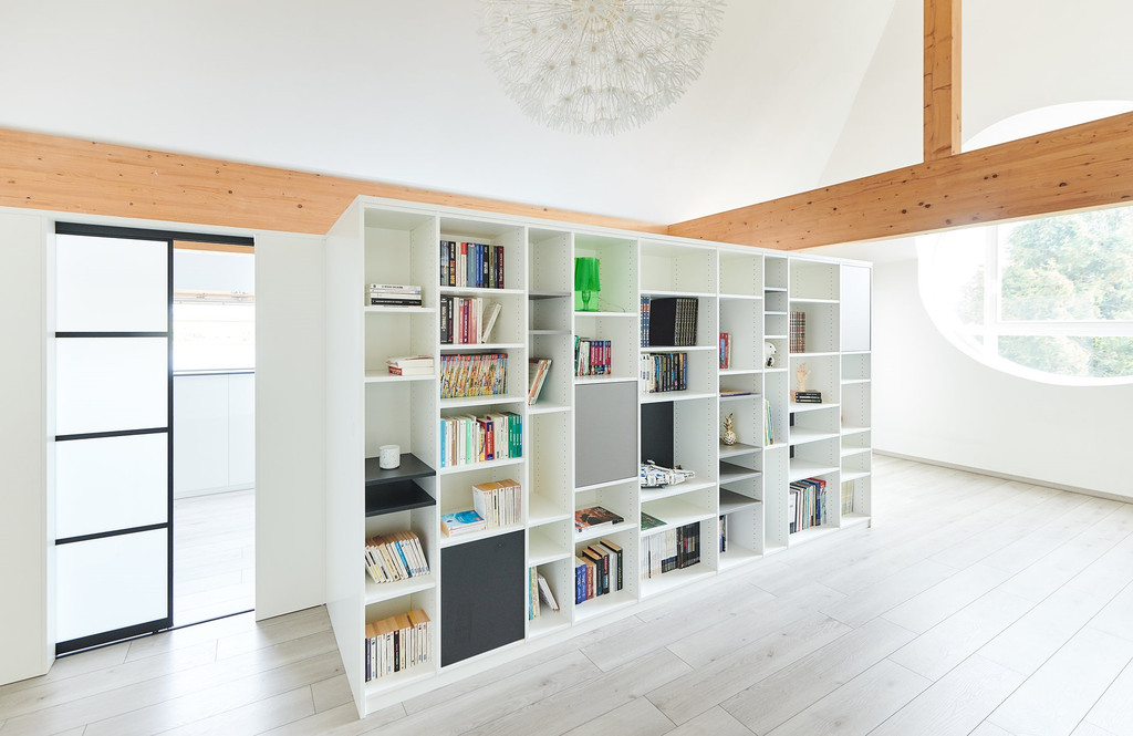 Reportage TV aménagement chambre à coucher et bibliothèque sur mesure Camber