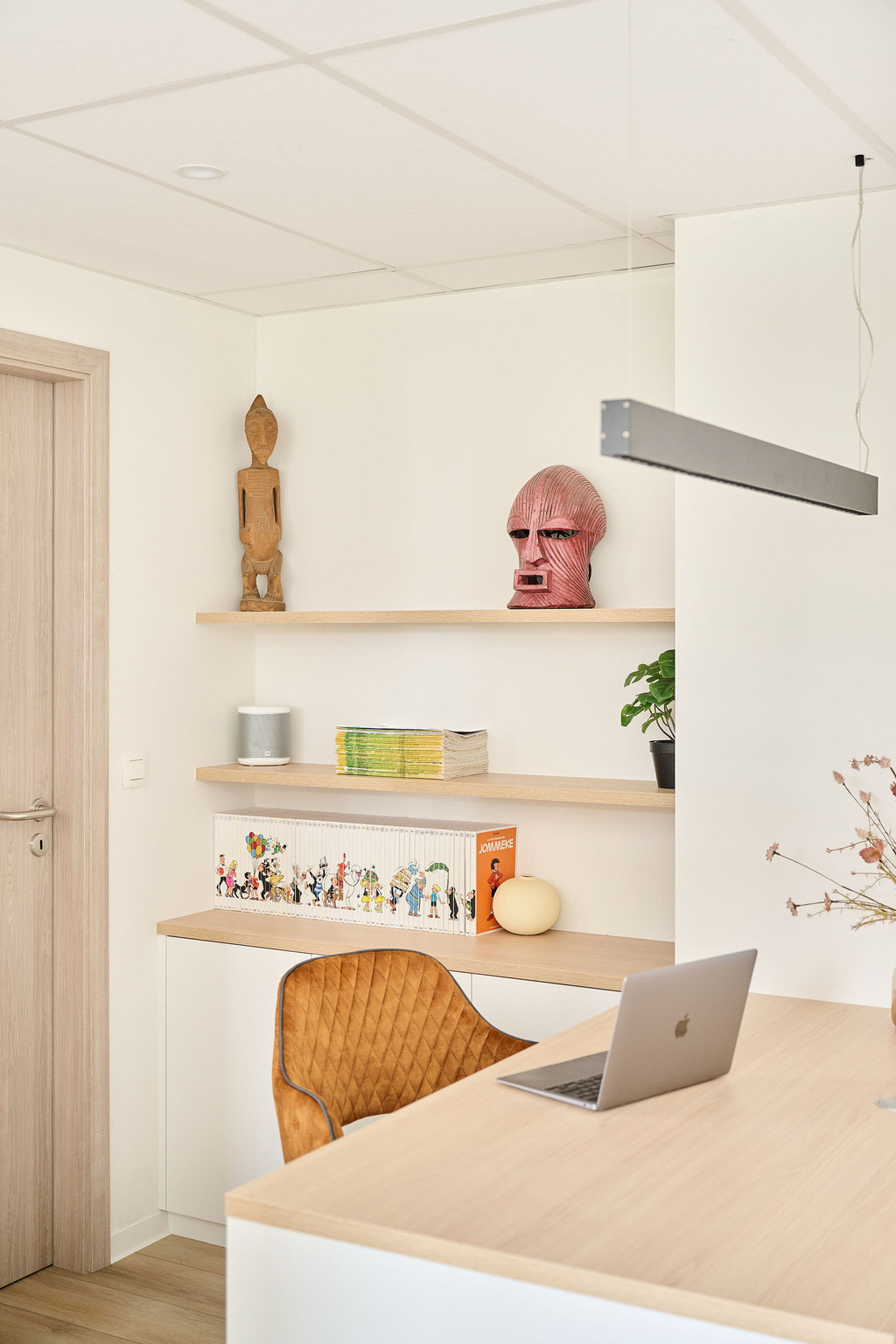 Etagères murales sur mesure dans le bureau de Kurt dans l'émission Ons huis/nieuw huis