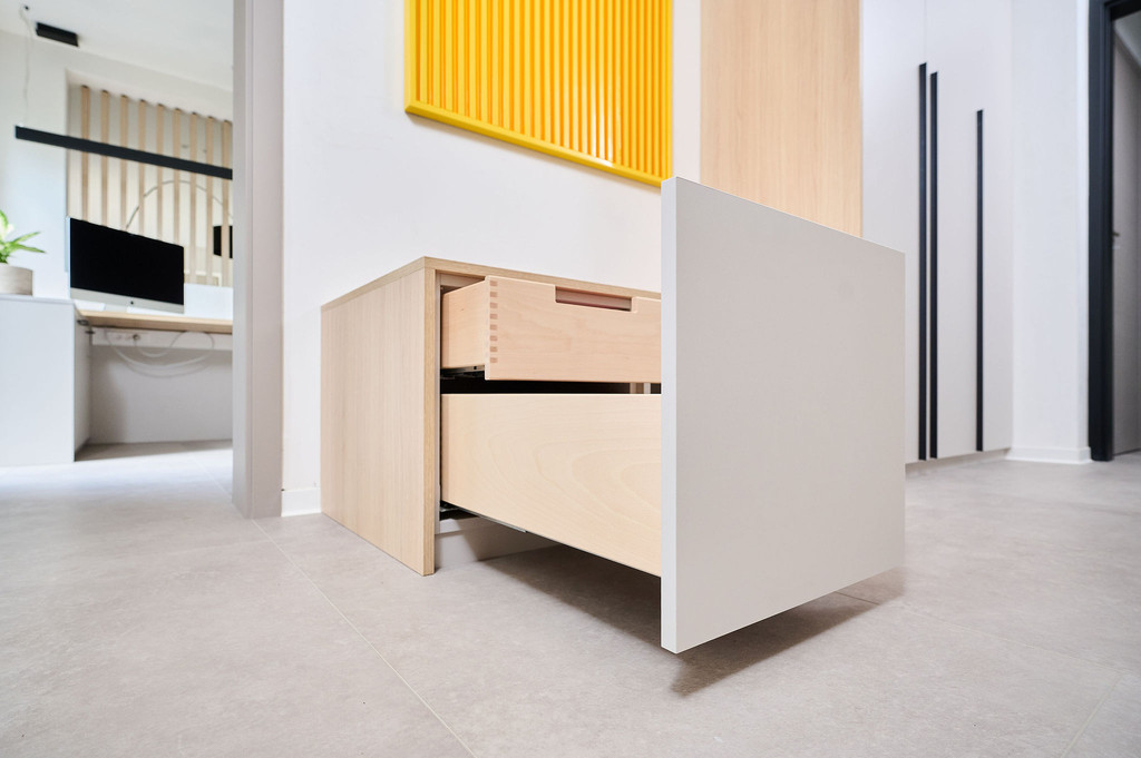 Tiroirs sur mesure dans le hall d'entrée de Tineke et Derko dans l'émission Ons huis/nieuw huis