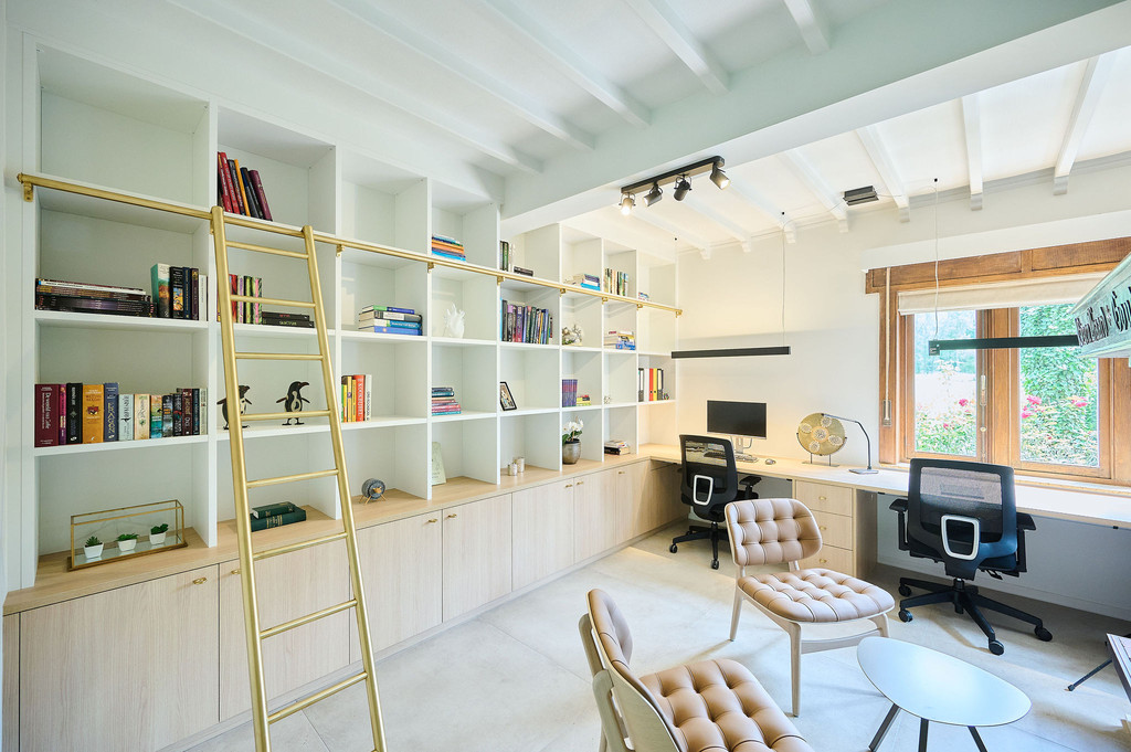 Bibliothèque de bureau ouverte avec échelle sur mesure