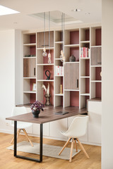Showroom Charleroi - bureau rouge oxyde