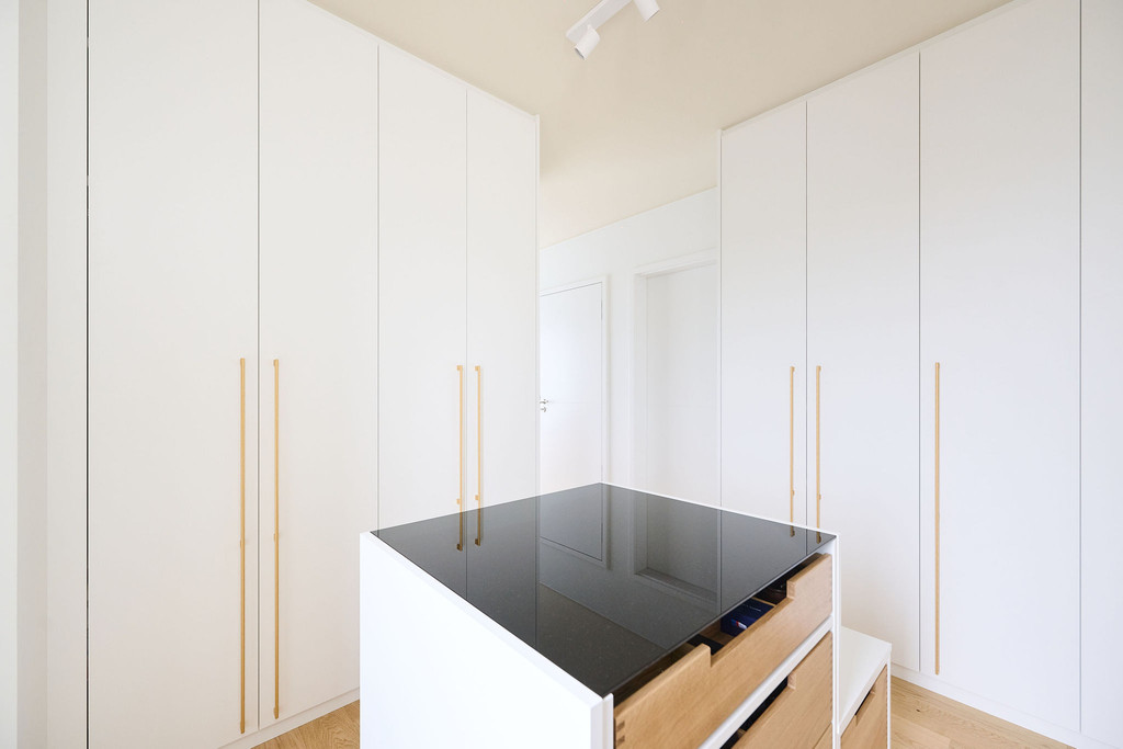 Dressing blanc avec îlot noir sur mesure