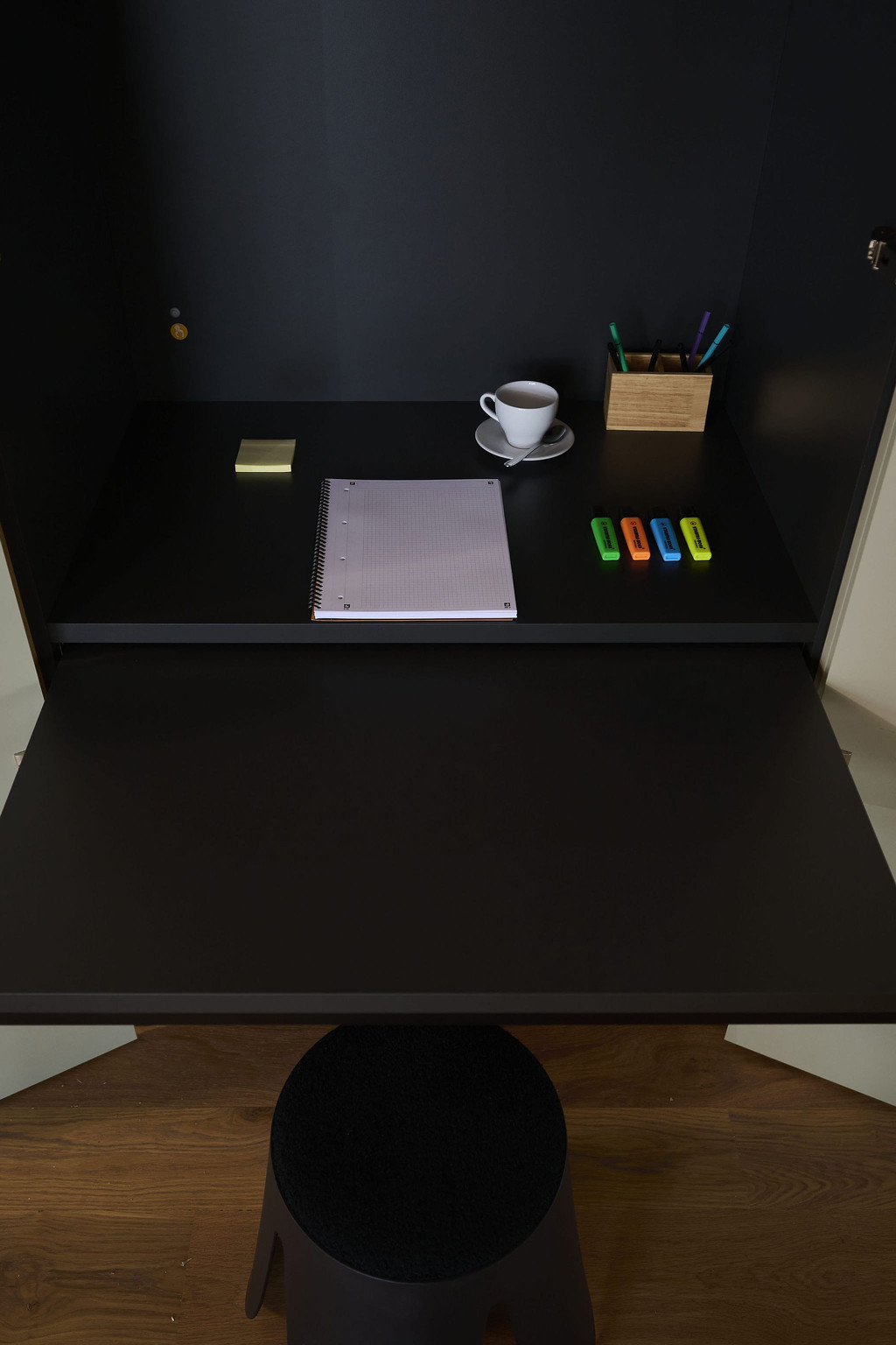 Wandmeubel met uitklapbaar bureau