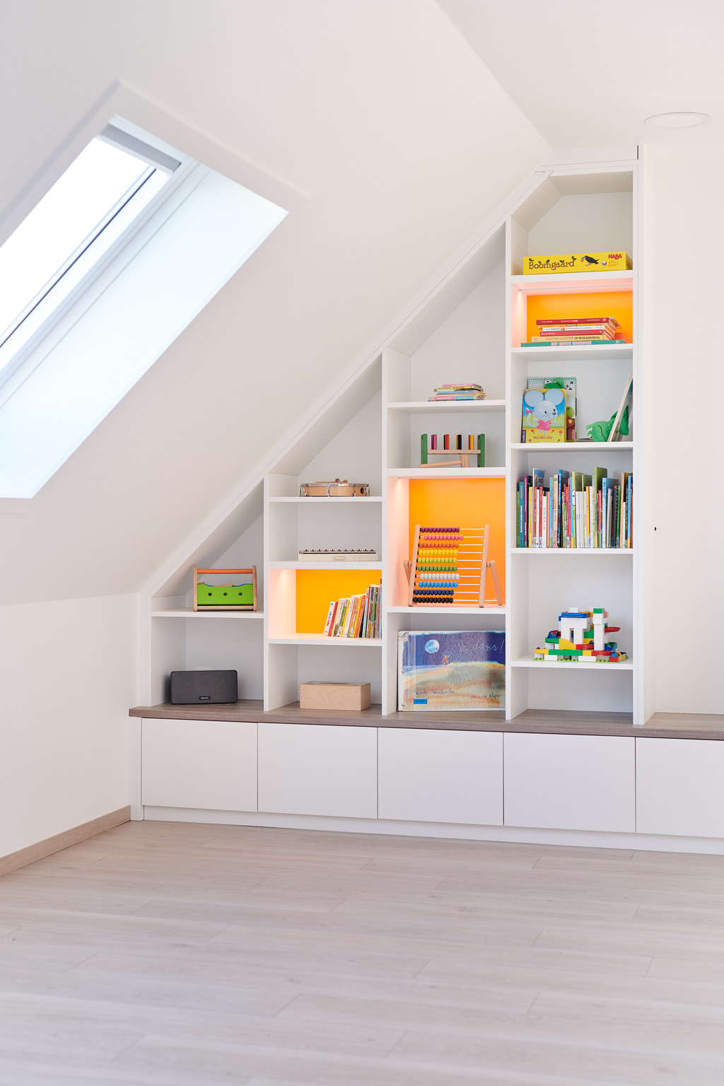 Kast onder schuin dak boekenkast op maat