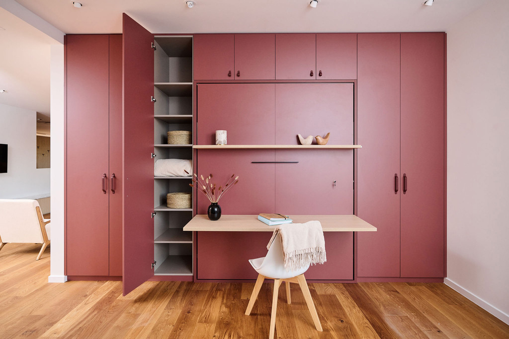 Lit escamotable rouge oxyde avec penderie sur mesure intégrée