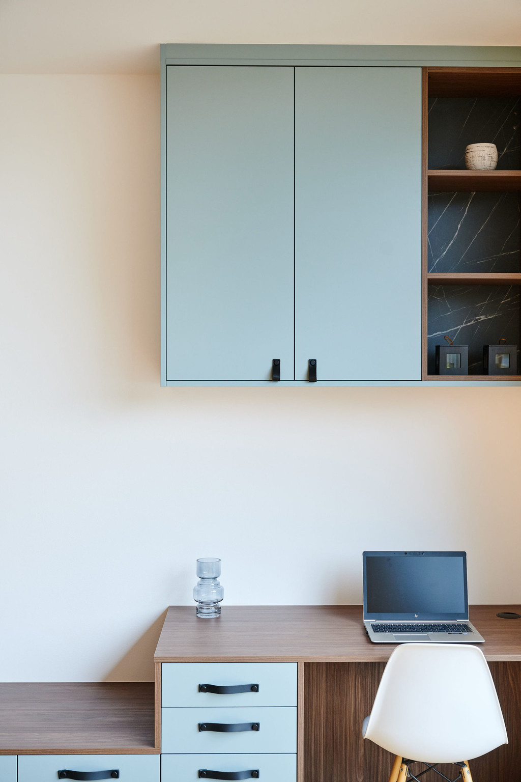 Bureau bleu clair avec planche en bois
