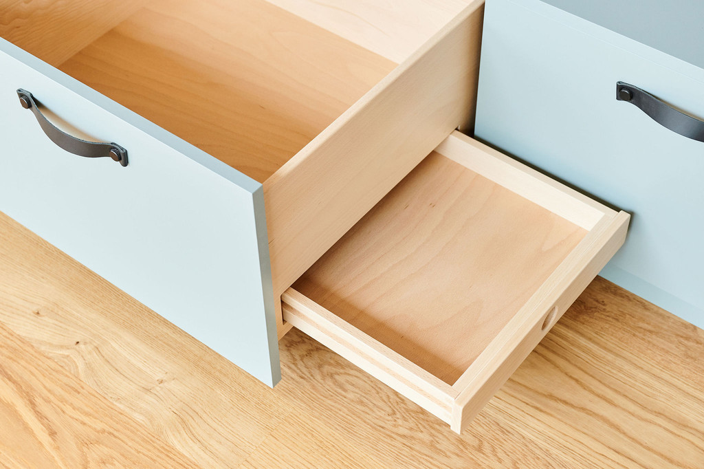 Tiroir sur mesure avec planche coulissante en bois dans bureau