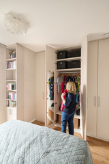 Dressing sur mesure avec partie ouverte comprenant penderie, étagères et rangements, offrant une organisation pratique et un accès facile aux vêtements, réalisé par Camber