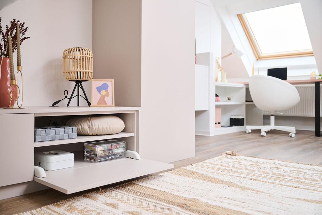 Rangement sur mesure rose dans une chambre d'adolescente