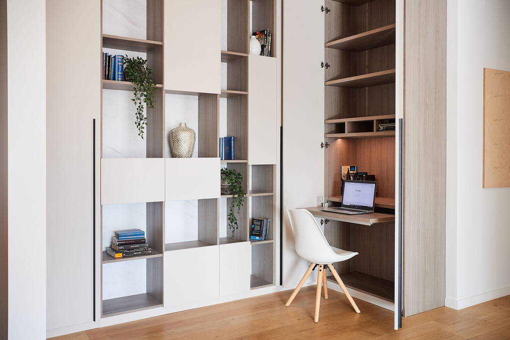 Bureau à domicile intégré et sur mesure avec étagères en bois blanc et rangement design avec aménagement optimisé