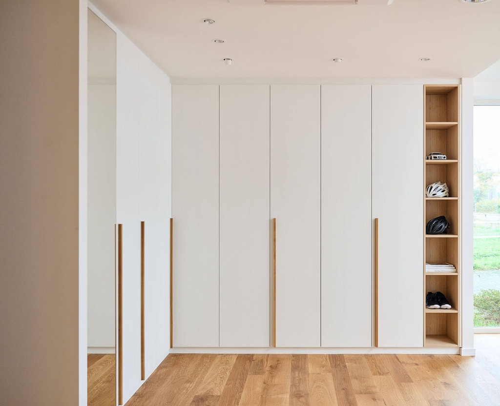 Witte gesloten dressing in L-vorm op maat met houten open nissen