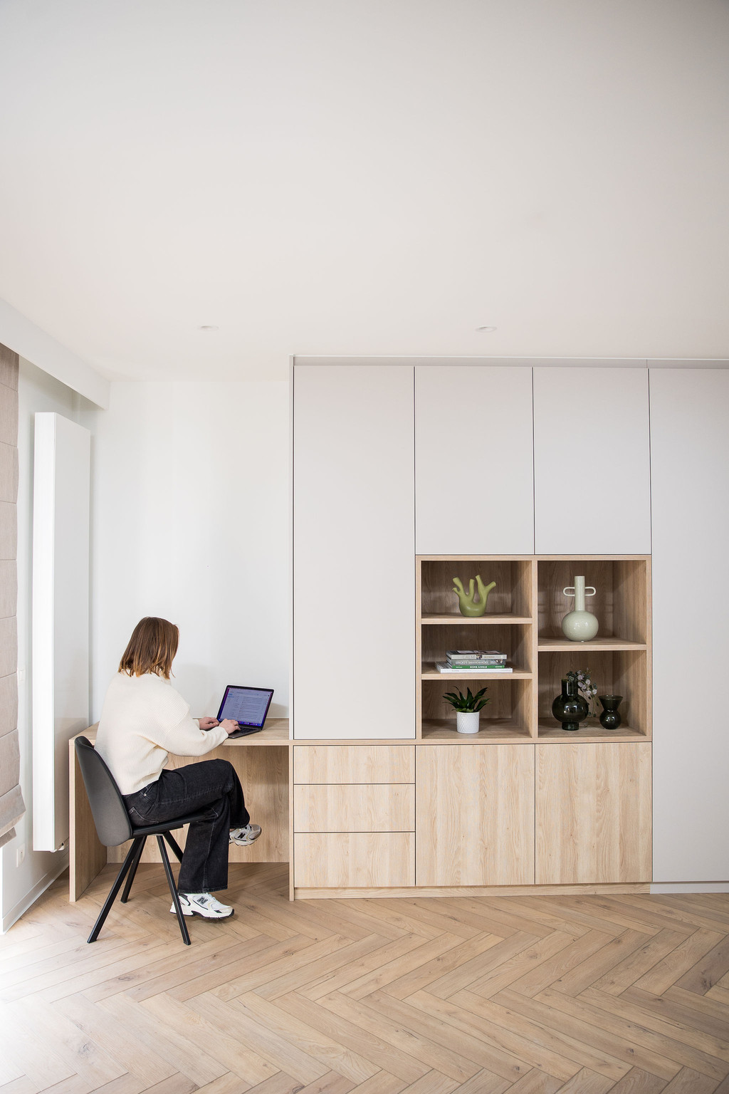 bureau en bois et gris cachemire dans le salon