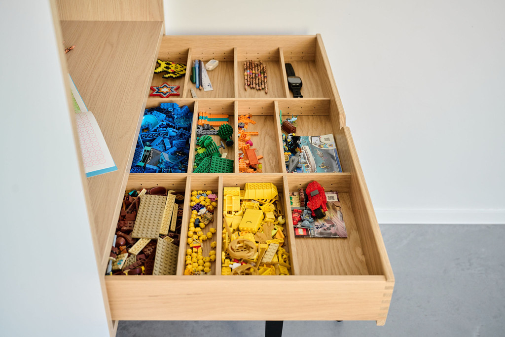 Chambre d'enfant avec bureau encastré et tiroir à compartiments pour les jouets