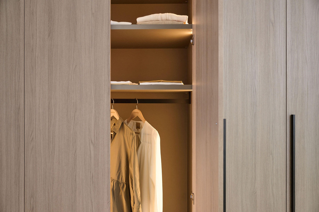 Armoire moderne sur mesure en teinte bois