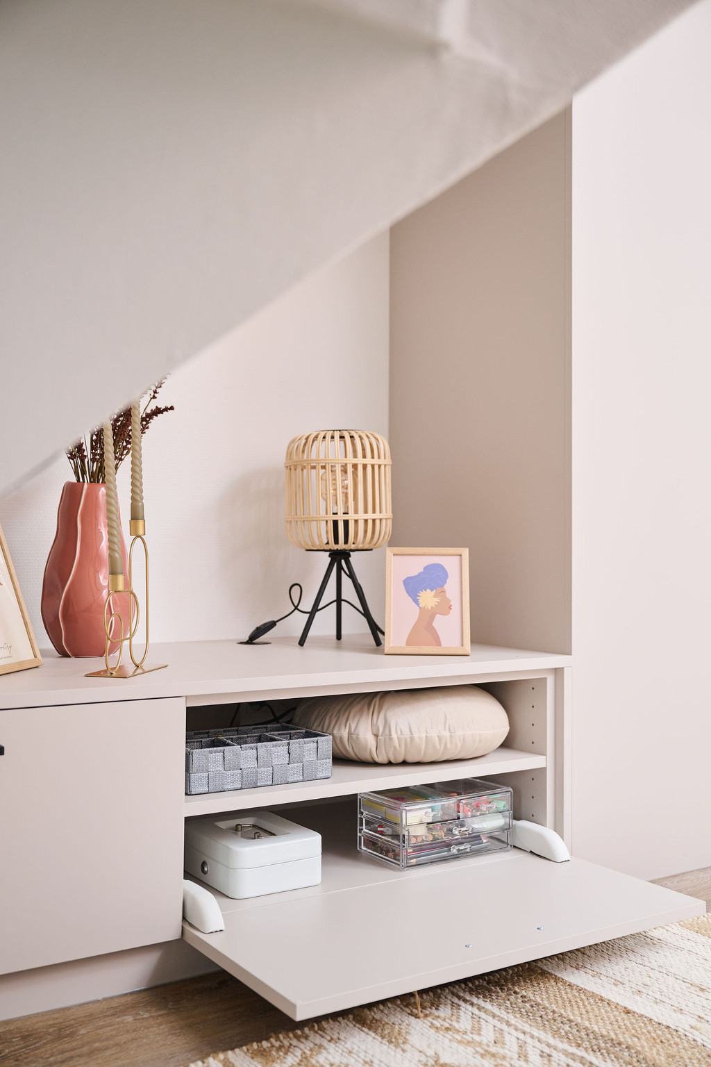 Meuble bas sous un toit en pente sur mesure dans la chambre de Polien