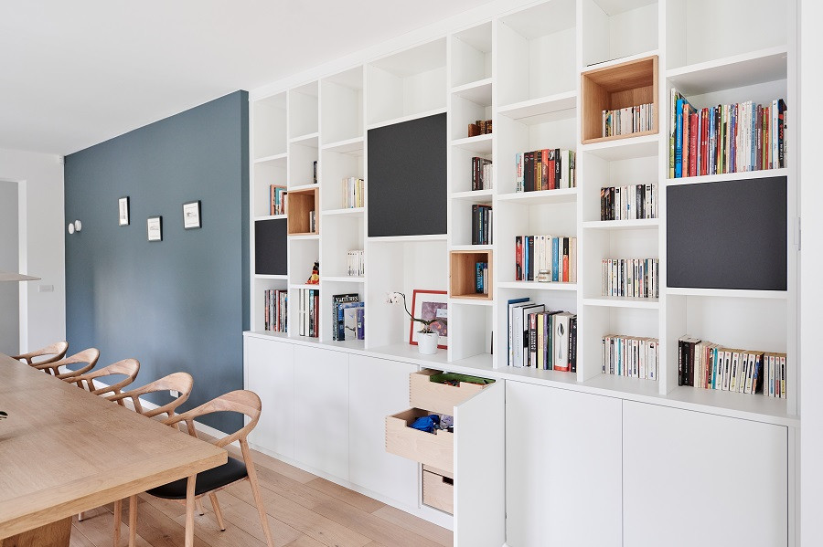 aménager meuble tv gris et blanc sur mesure