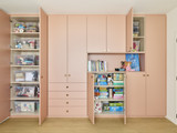 Meuble de salon et bibliothèque sur mesure avec poignées dorées
