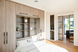 Chambre à coucher avec lit escamotable et dressing fermé en pont sur mesure à Laethem-Saint-Martin