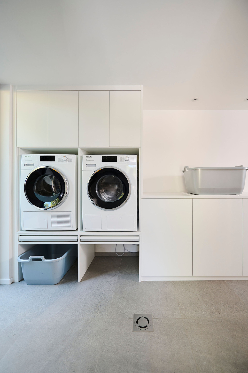 Placards sur mesure dans une buanderie avec niche pour lave-linge et sèche-linge
