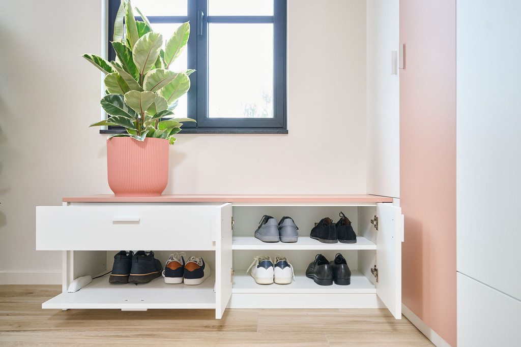 Dressing op maat met zitbank in slaapkamer met opbergruimte voor sneakers