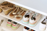 Witte inmaakkast met hangcompartiment en legvlakken voor de schoenen