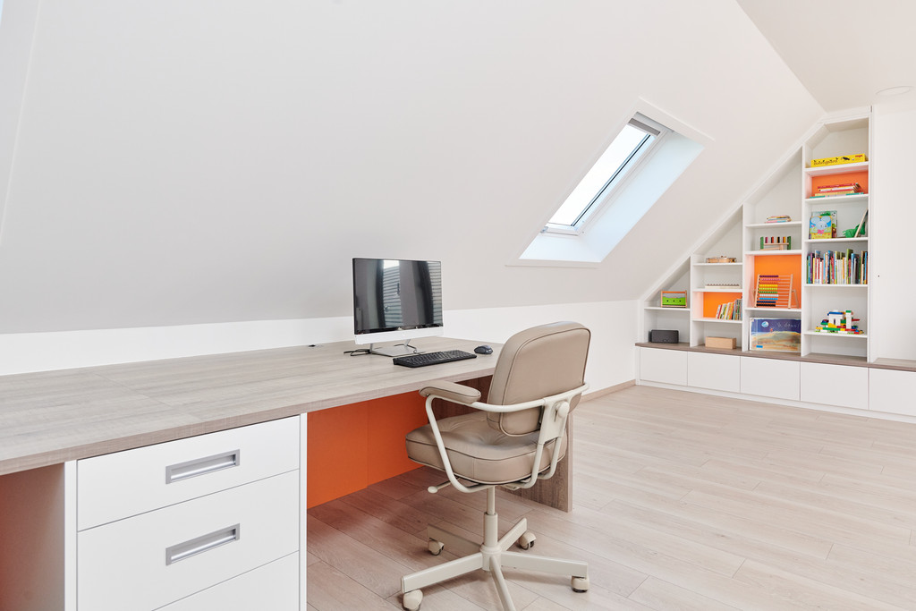 Kast onder schuin dak bureau op maat