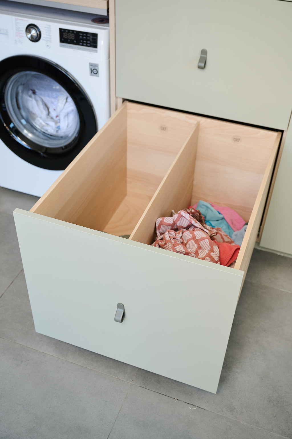 Lade voor vuile was in maatkast voor wasmachine en droger