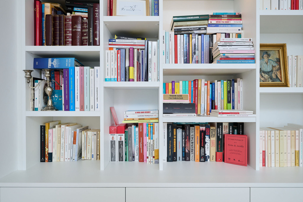 Bibliothèque asymétrique blanche