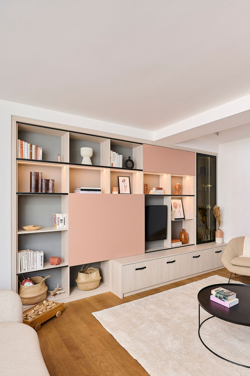 Meuble salon sur mesure en rose et bois dans le showroom de Rocourt