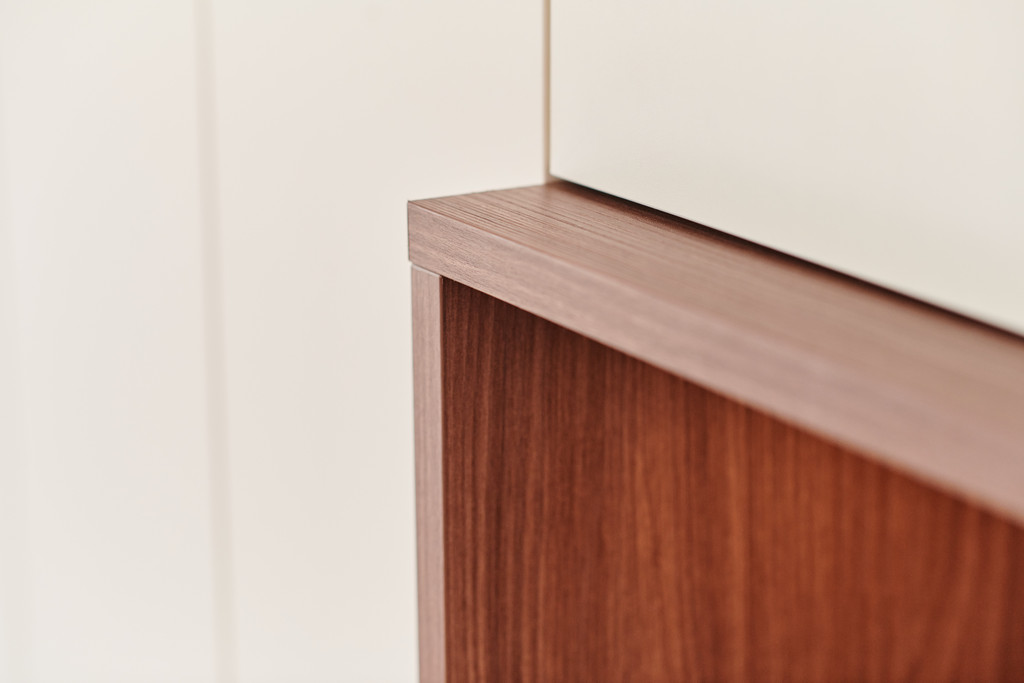 Niche ouverte en bois dans le meuble tv de Serge