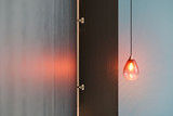 Armoire sur mesure noire avec portes battantes et éclairage d’ambiance