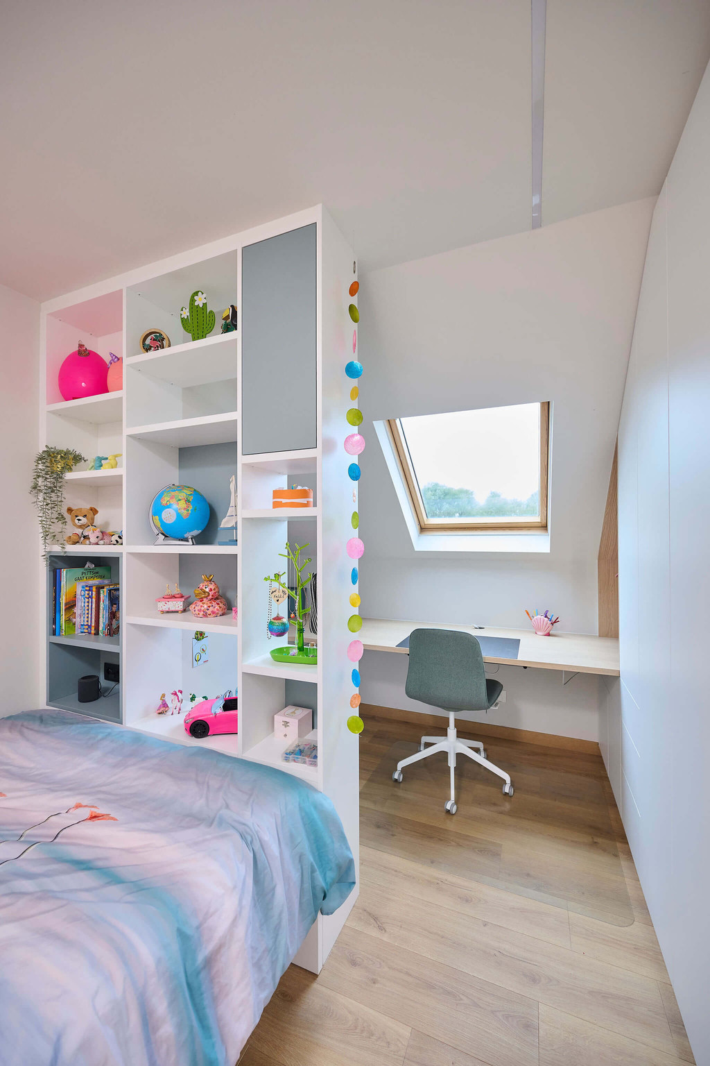 Chambre d'enfant en blanc et vert avec un séparateur de pièce