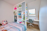 chambre d'enfant sur mesure avec bureau et séparateur de pièce en blanc et vert fjord