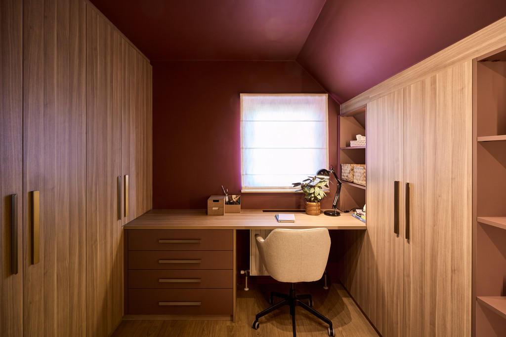 Bureau op maat met geïntegreerde kastenwand, lades en werkplek in warme hout- en roodtinten