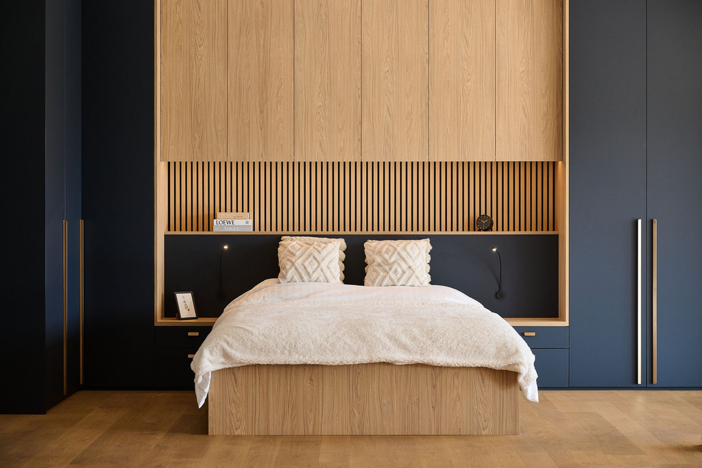 chambre à coucher avec armoires sur mesure en bleu foncé dans le showroom camber à aartselaar