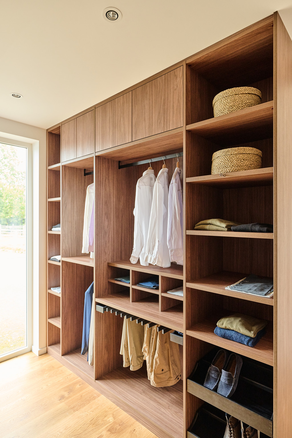 Dressing ouvert avec étagères et penderies sur mesure.