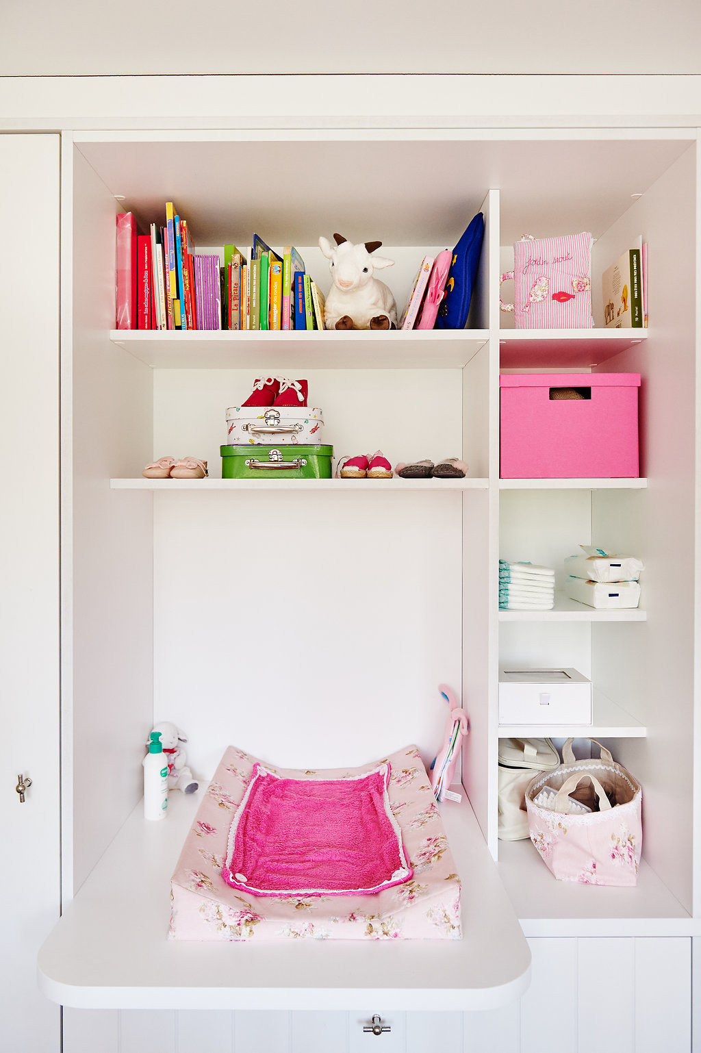 Chambre de bébé étagères sur mesure