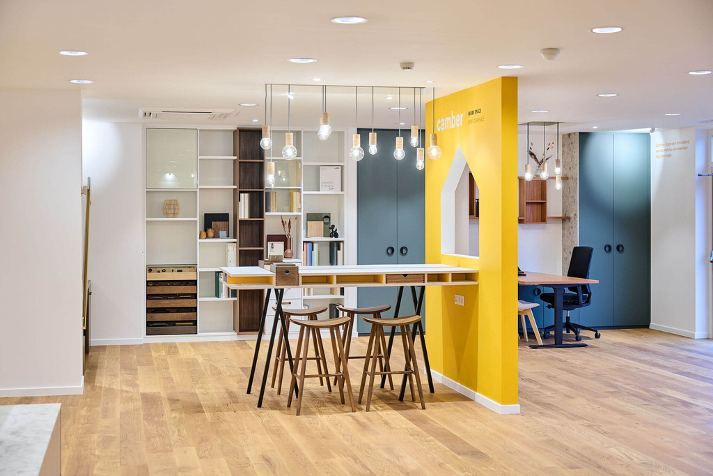 Showroom Geel kasten op maat atelierzone met kleurstalen