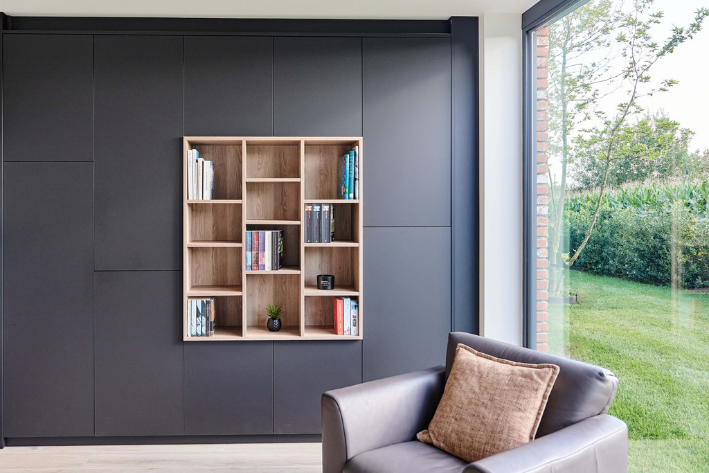 Placard noir sur mesure avec compartiments ouverts en bois