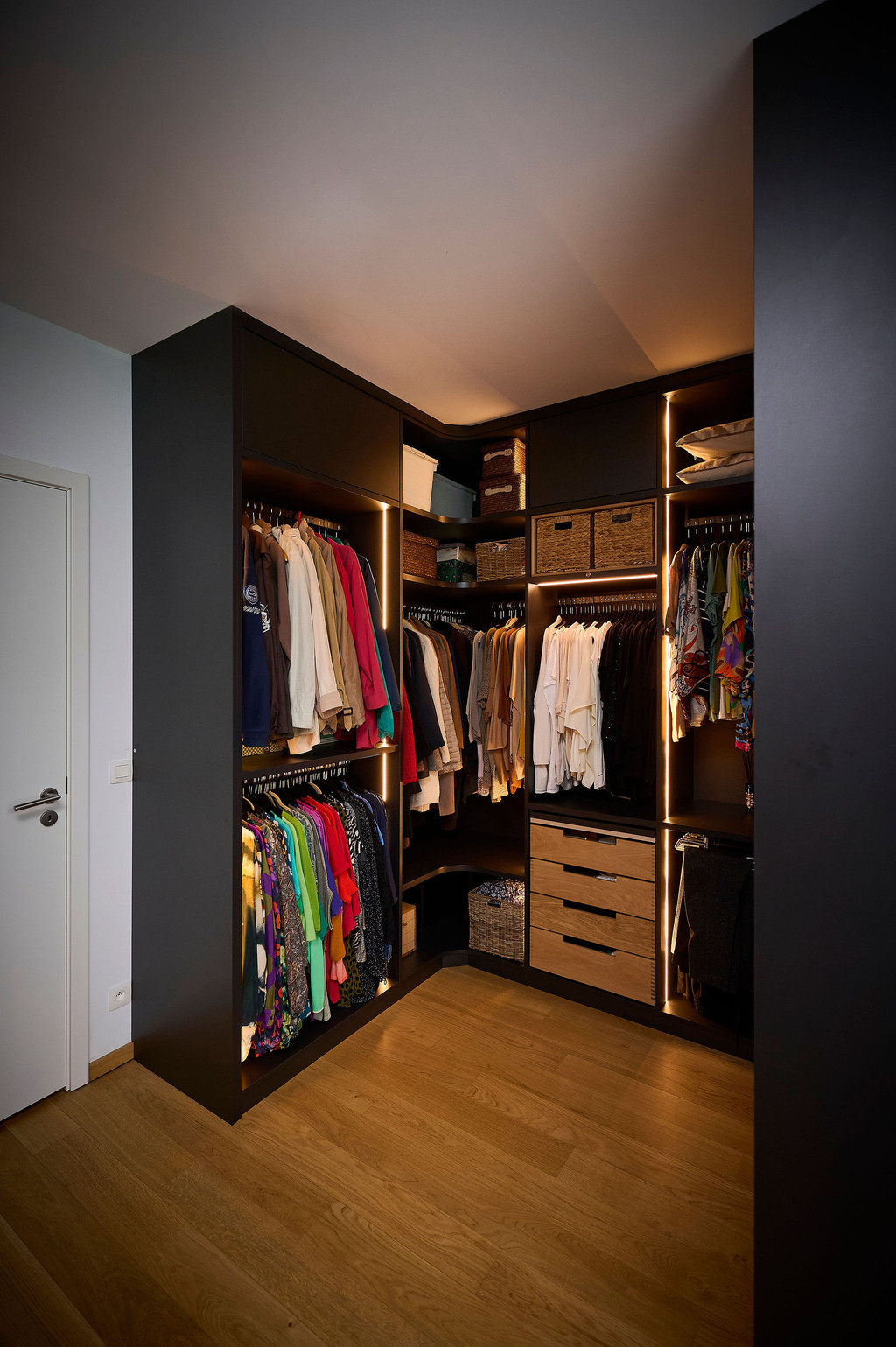 Dressing ouvert noir chez Carine
