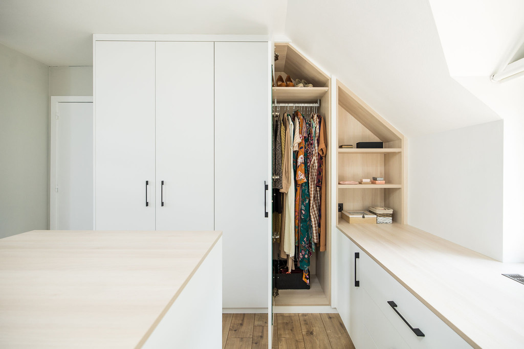 Dressing sur mesure sous pente avec des poignées noirs