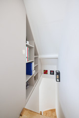 rangement sous pente au dessus d'un escalier