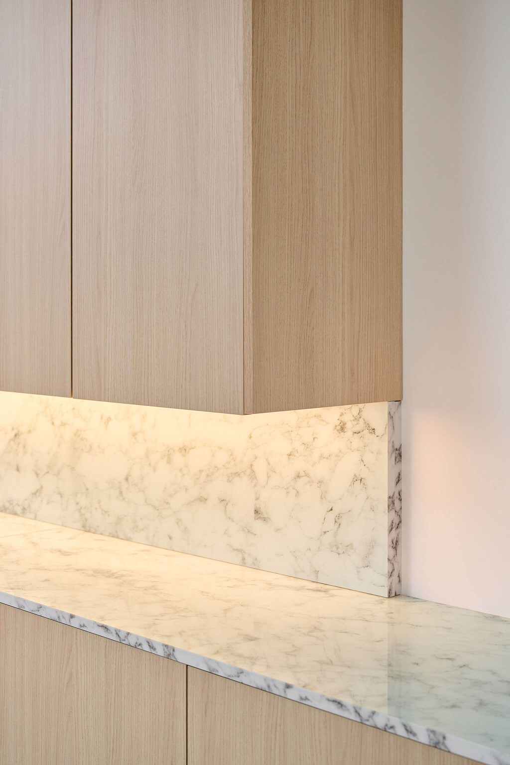 Placard sur mesure avec finition en marbre