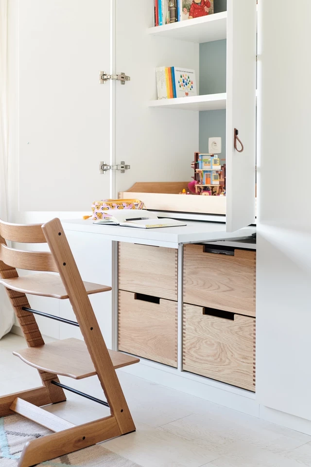Bureau pour enfant avec rangement intégré et tiroirs en bois.