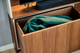 Laadkast op maat met open vakken en een opgerolde deken in de lade in de woonkamer.