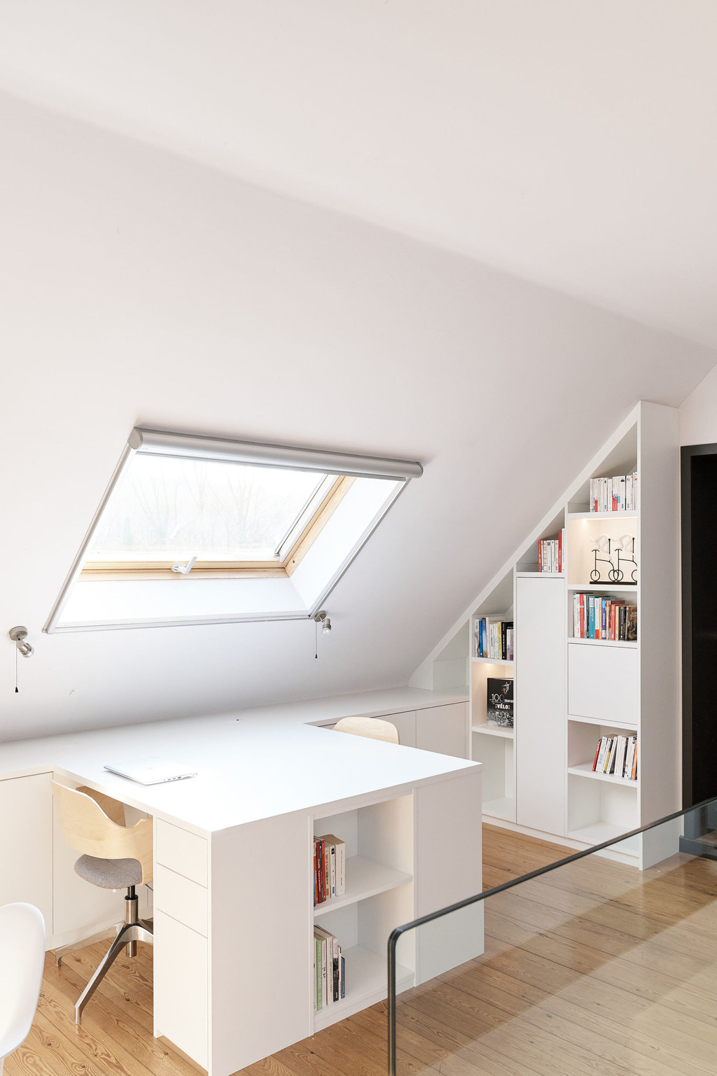 Bureau sur mesure blanc avec bibliothèque sous pente chez Daniela