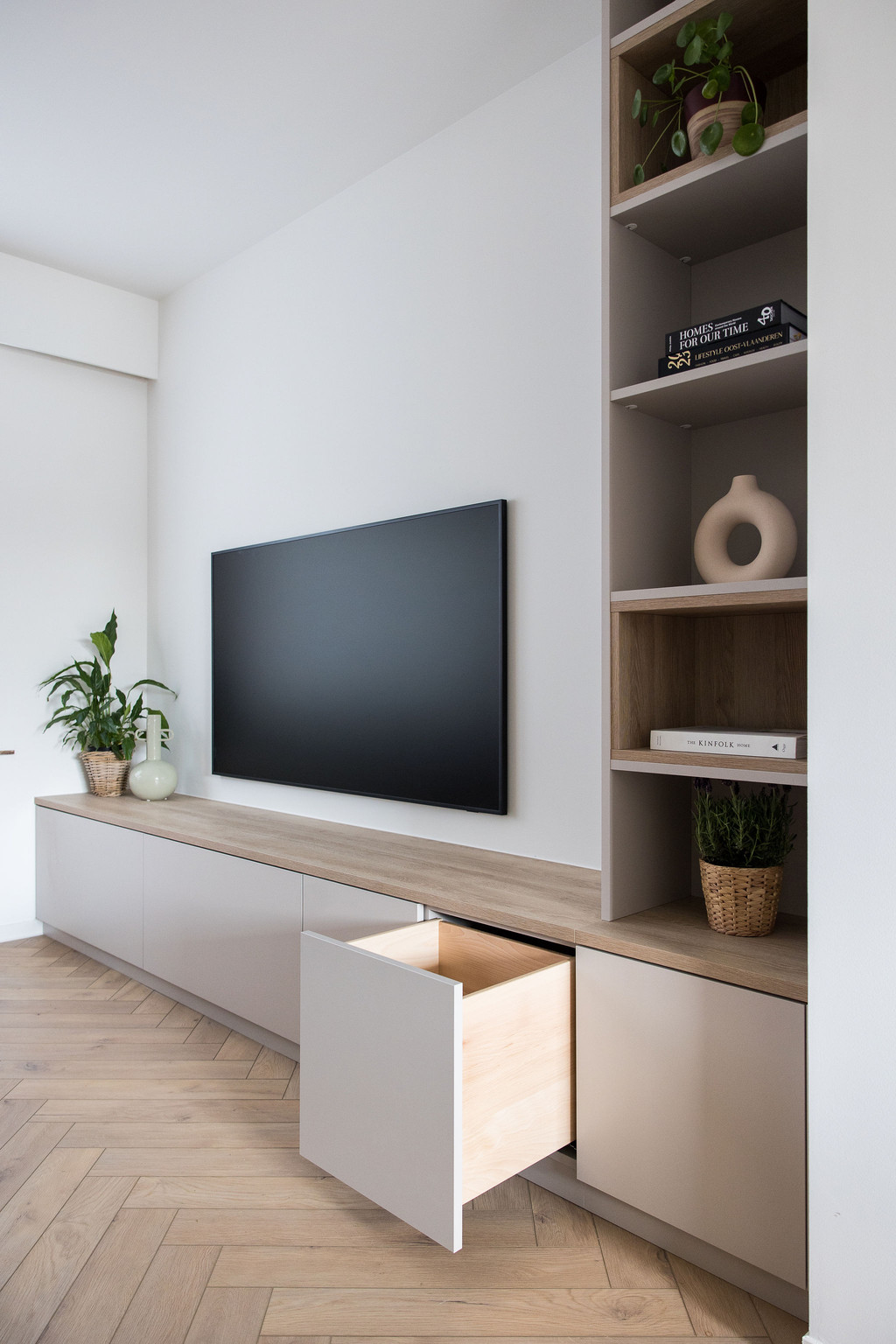 Meuble salon sur mesure avec tiroirs de rangement chez Nele et Dries à Affligem