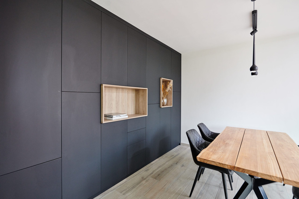 Meuble bureau noir mat avec niches ouvertes en bois