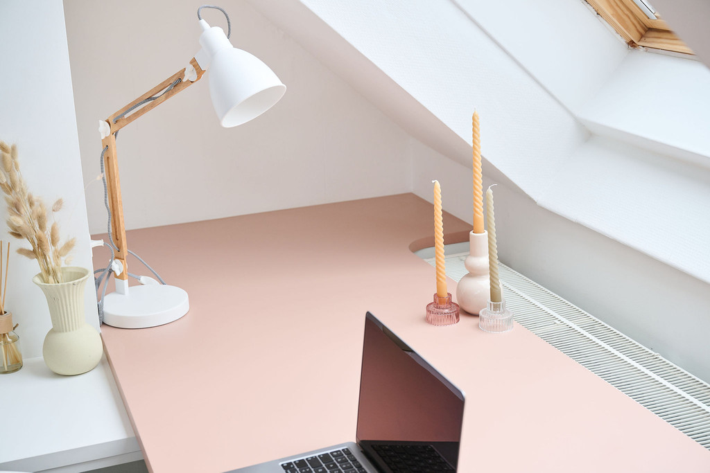 bureau sur mesure rose pastel dans une chambre d'adolescente